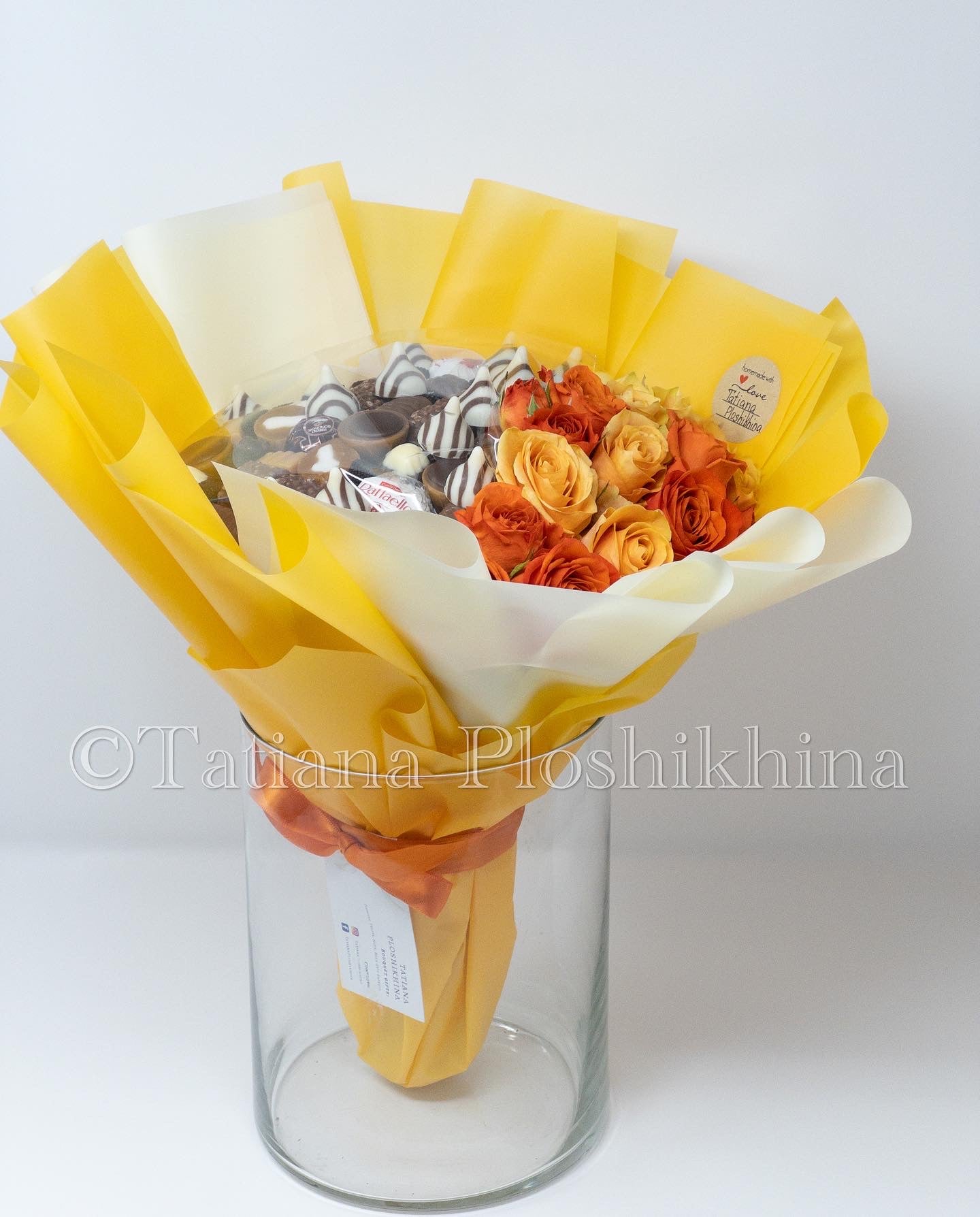 Candies and fresh roses bouquet